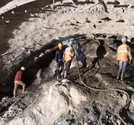 东港隧道拱顶带模注浆料，微膨胀注浆料的特点及施工工艺